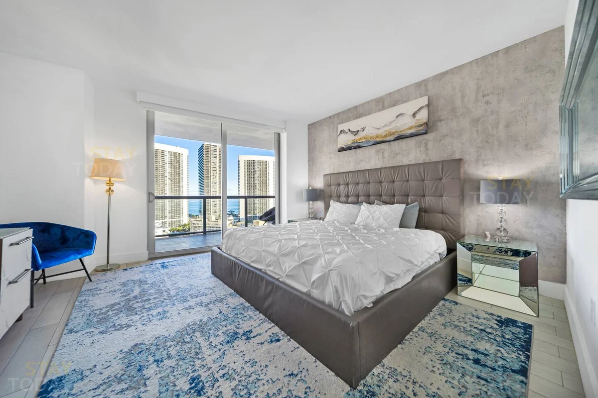 Condo in Hallandale Beach property photo 4