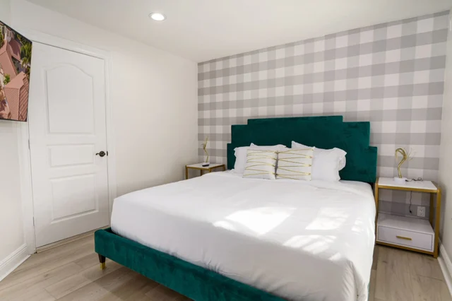 Bedroom 6 image 1