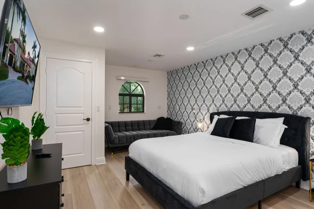 Bedroom 8 image 1
