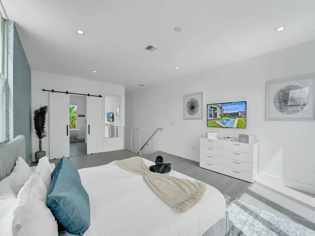 Bedroom 5 image 1