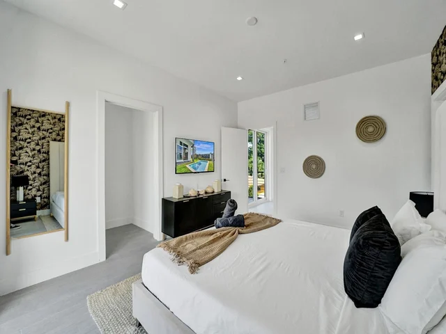 Bedroom 5 image 1