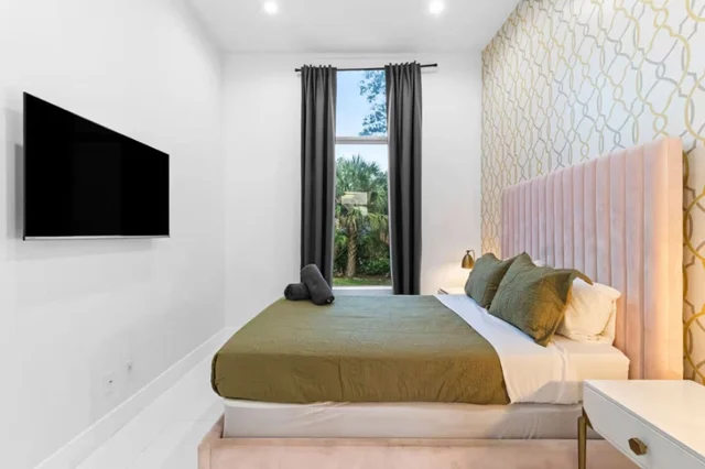 Bedroom 5 image 1
