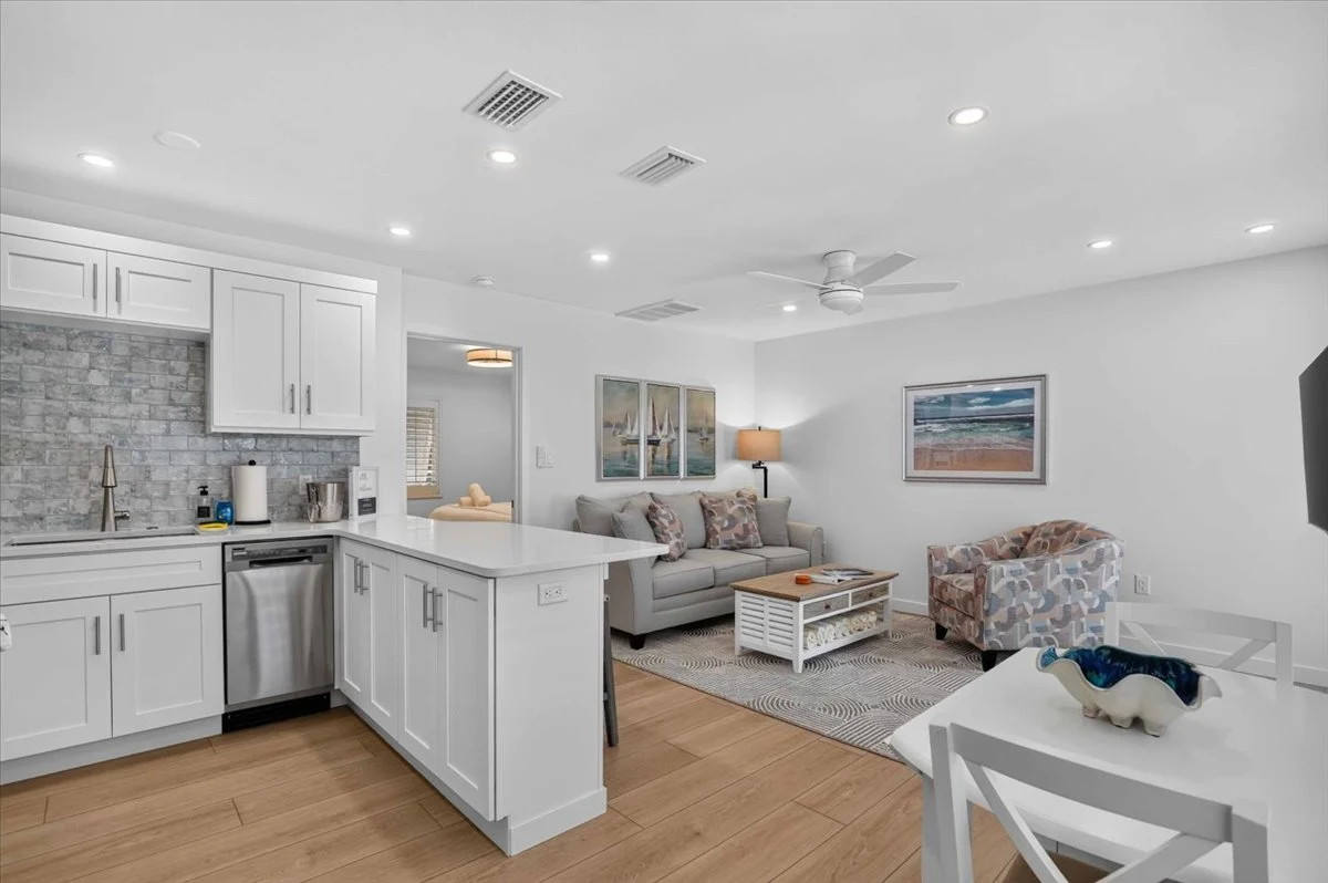 Condo in Bradenton Beach property photo 3