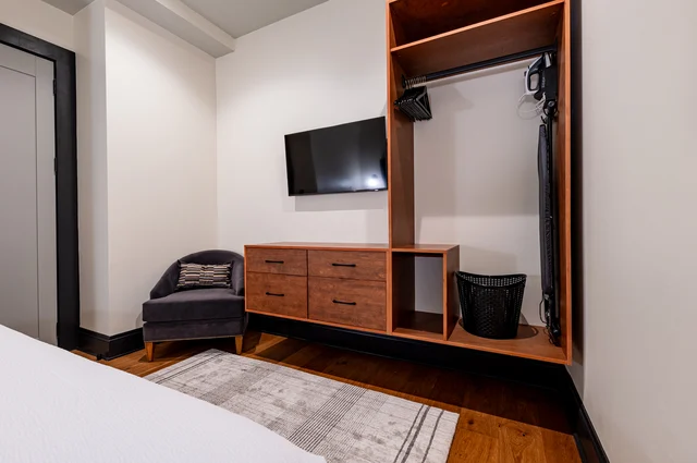 Bedroom 5 image 1