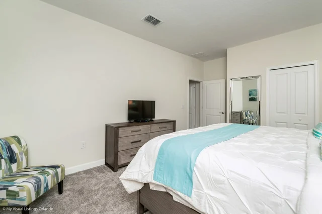Bedroom 6 image 1