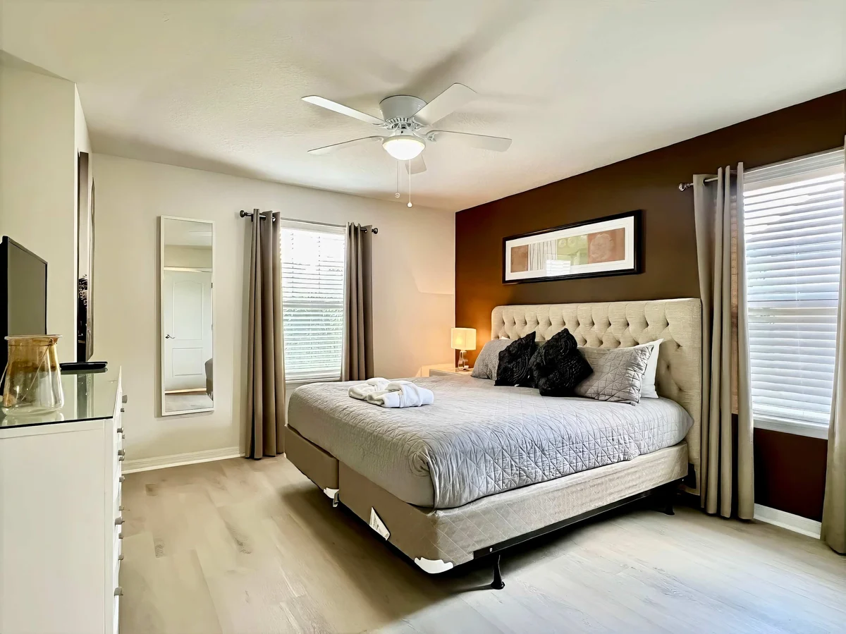 Bedroom 6 image 1