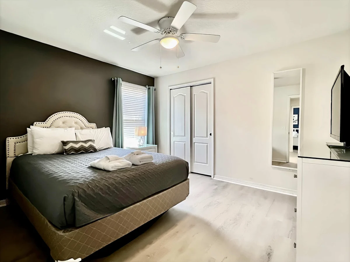 Bedroom 7 image 1