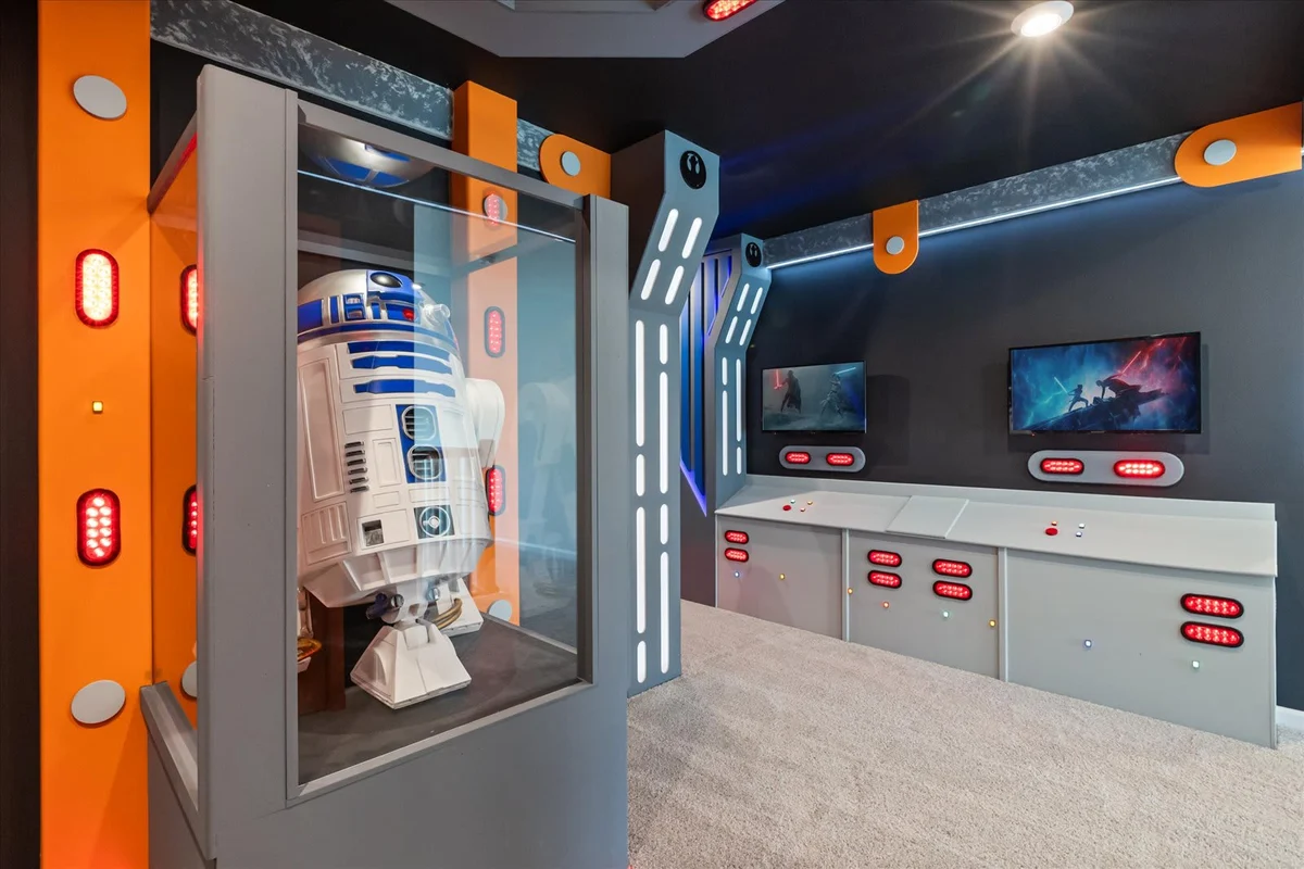 Real R2D2-Theater-Gameroom-7 mi 2 Disney-2304 #6
