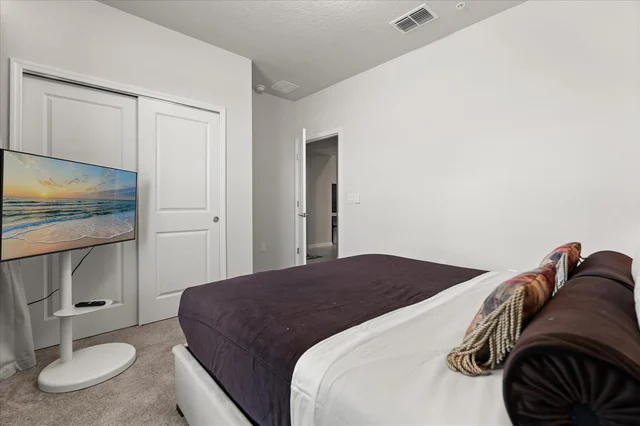 Bedroom 5 image 1