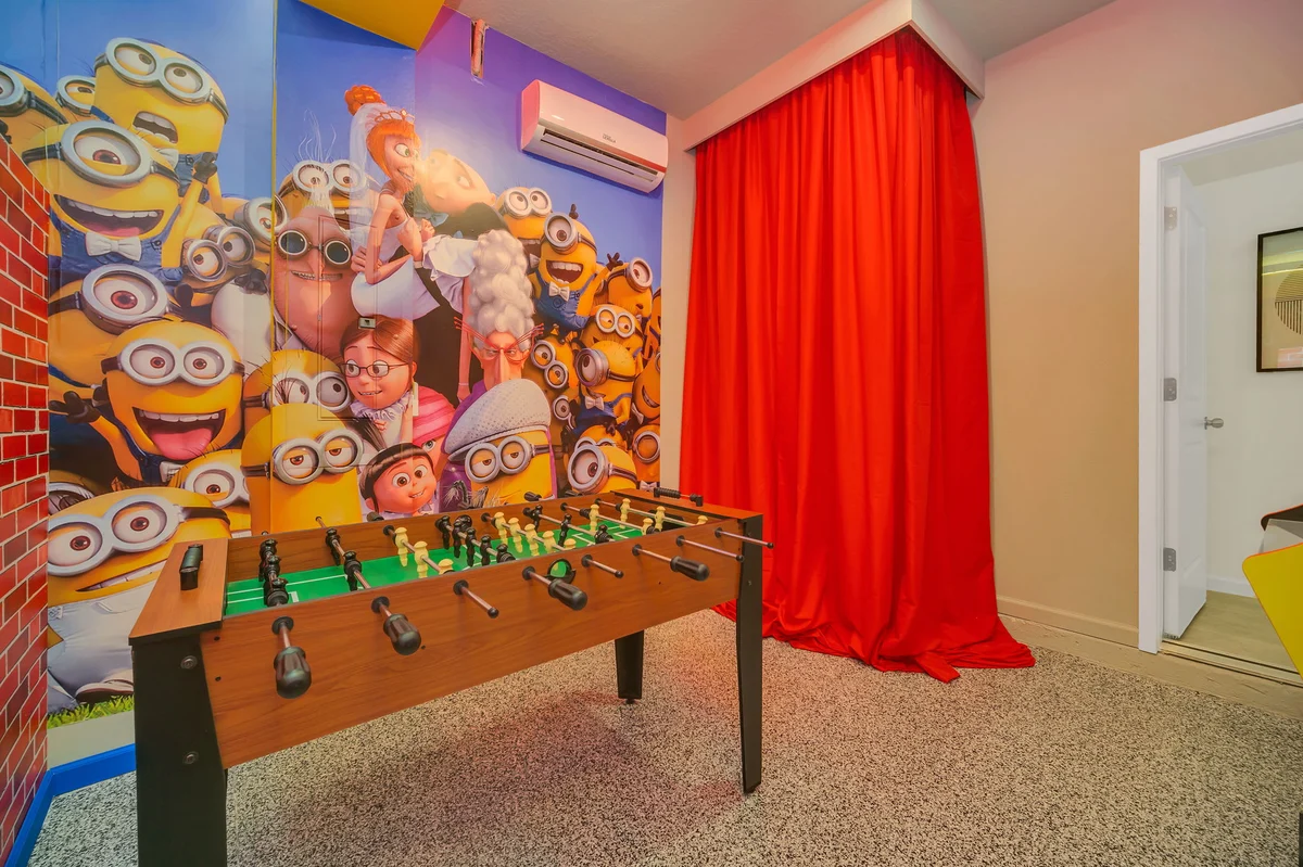 Mario-Minion-Theater-Resort 7 mi 2 Disney-2358 #9