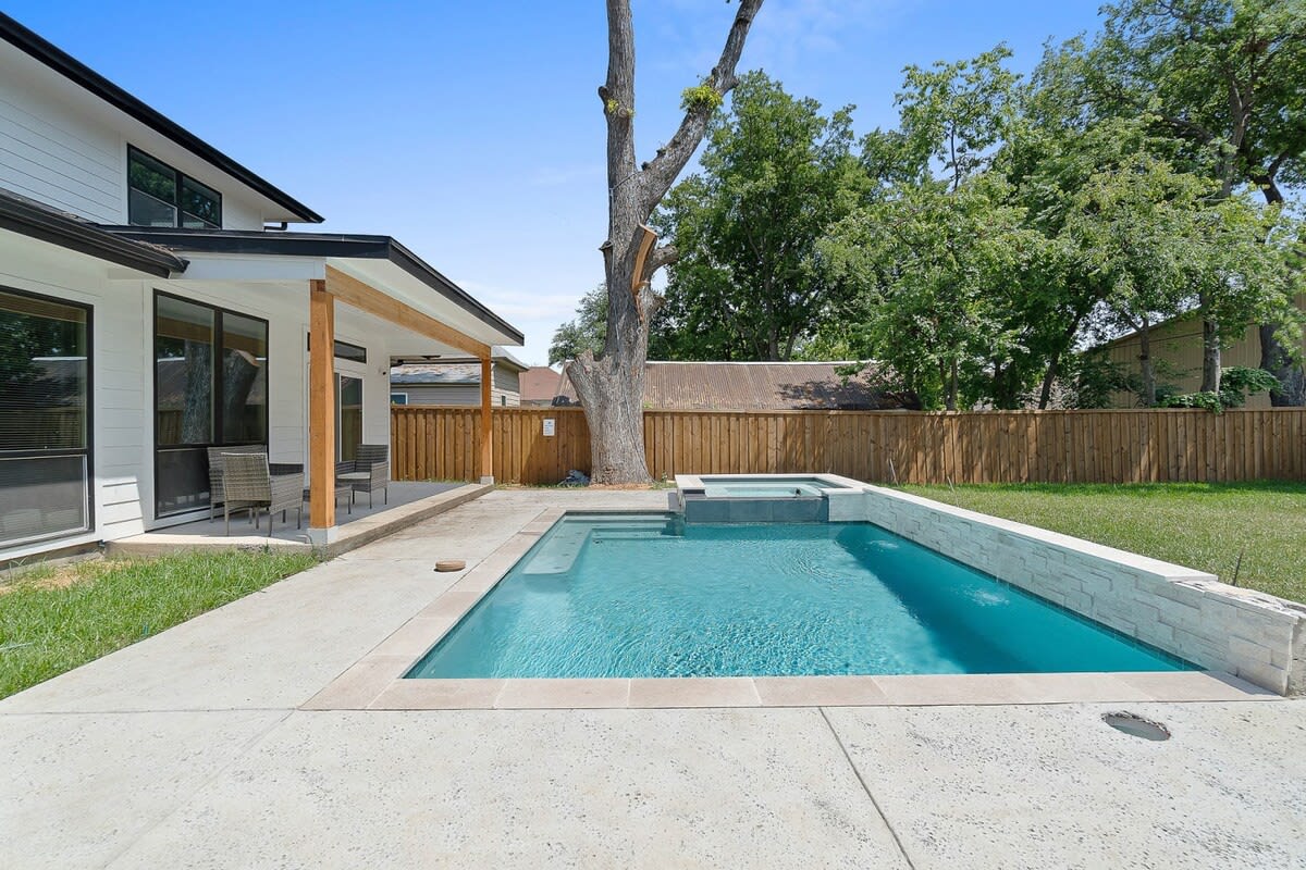 Home in Dallas property photo 2
