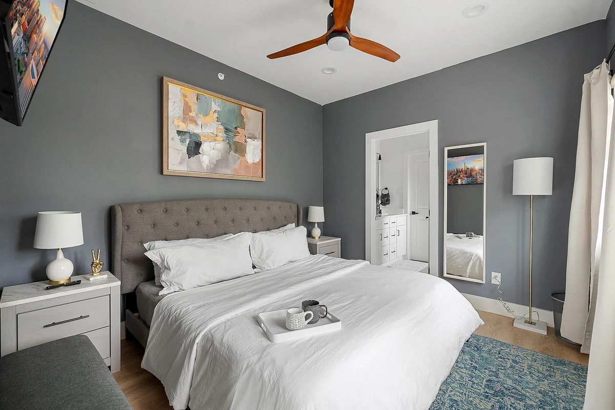 Urban Comfort - King Bed Rooftop & Backyard