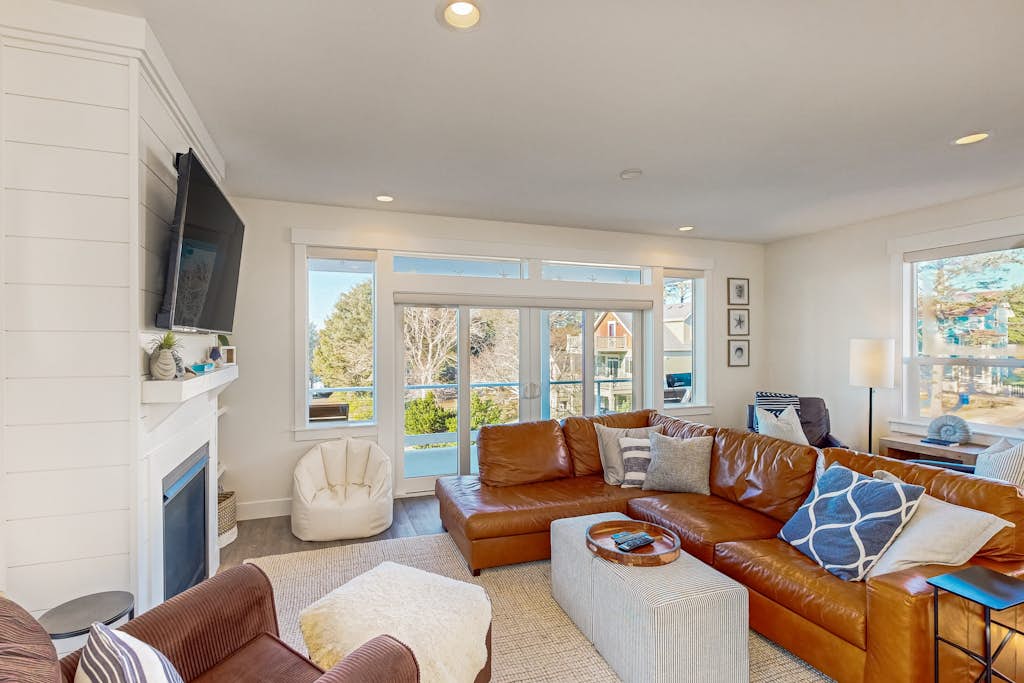 Beautiful family friendly home with private hot tub walk to beach shared pool property photo 4