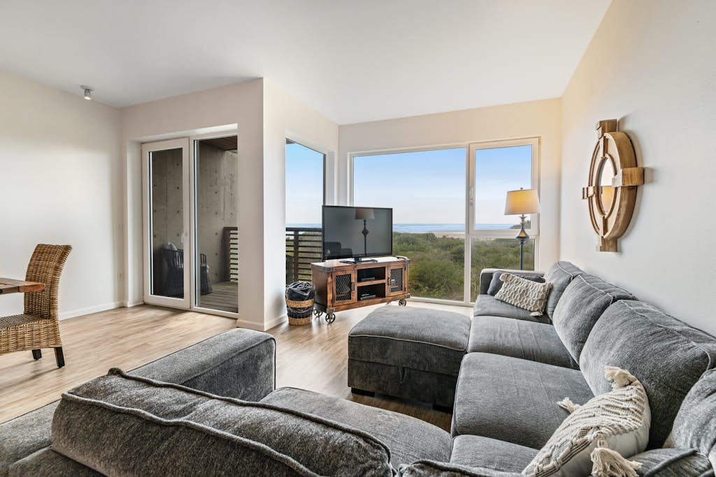 Apartment in Rockaway Beach property photo 1