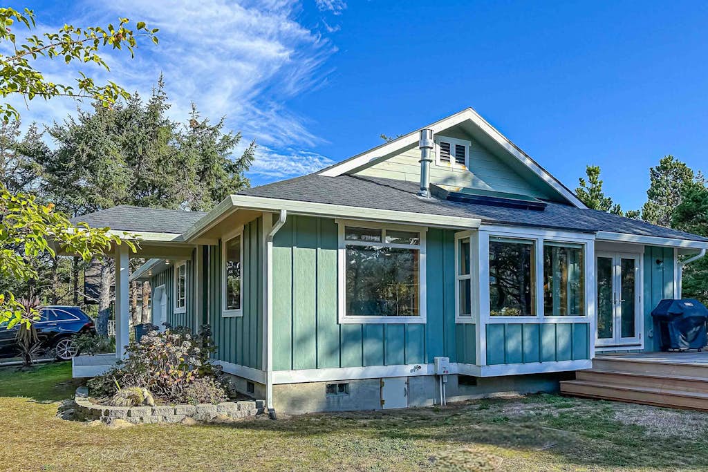 Home in Rockaway Beach property photo 3