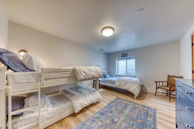 Bedroom 5 image 1