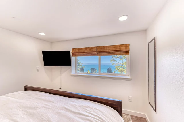 Bedroom 6 image 1