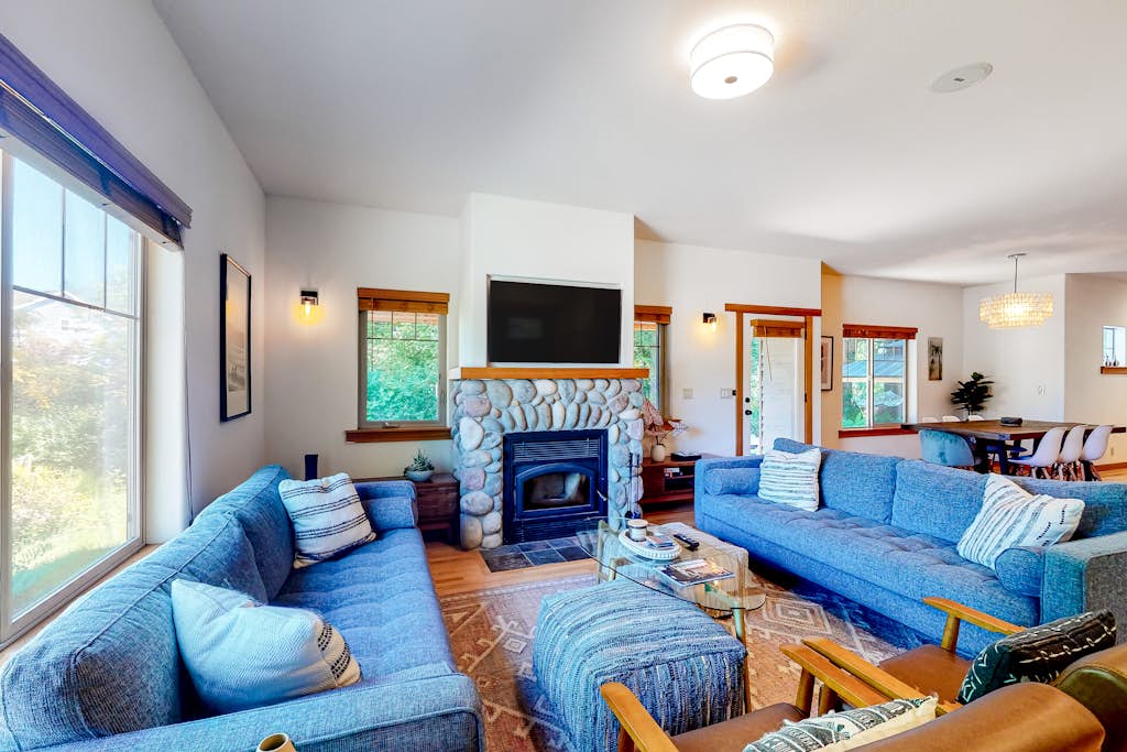 Home in Rockaway Beach property photo 4