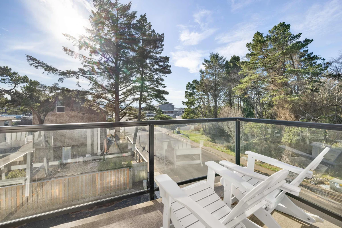 Modern Lincoln City loft near Siletz Bay, Taft Beach, and D River property photo 2