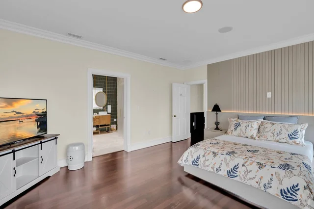 Bedroom 7 image 1