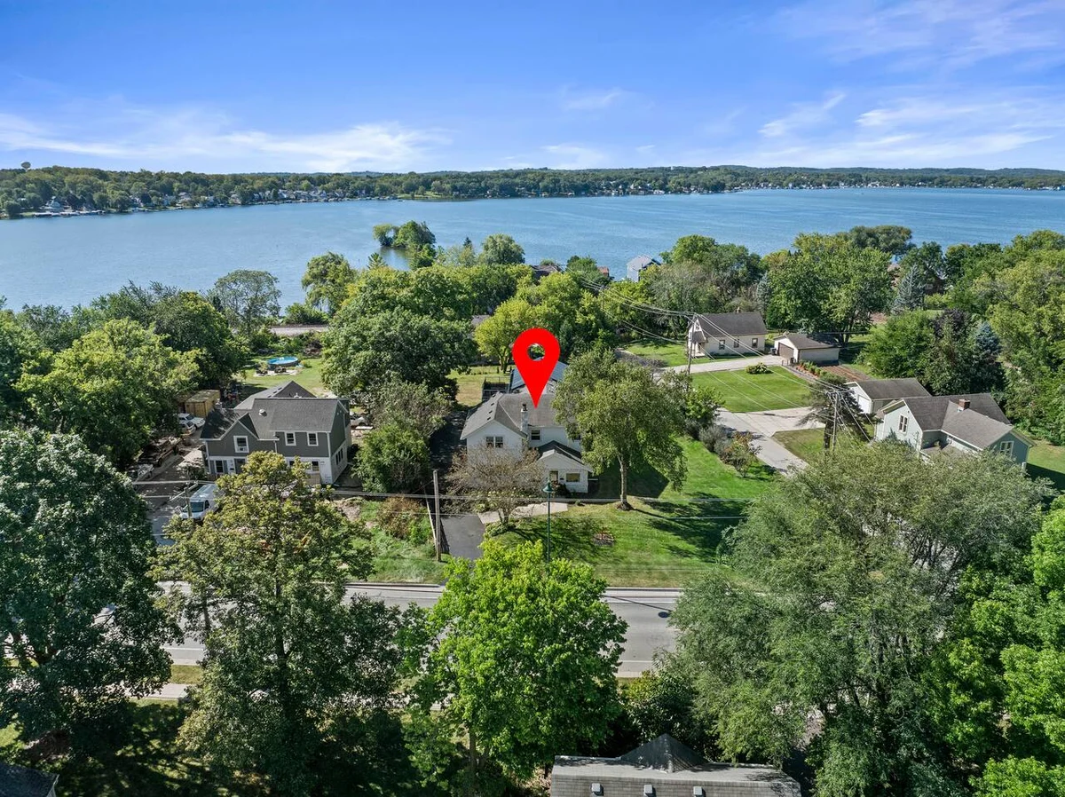 Well Appointed Home Steps from Pewaukee Lake #23