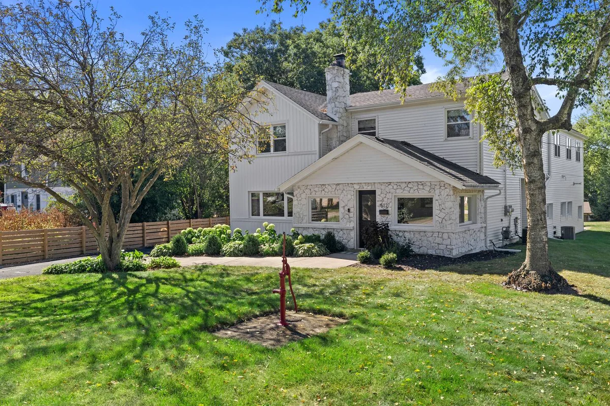 Well Appointed Home Steps from Pewaukee Lake #25