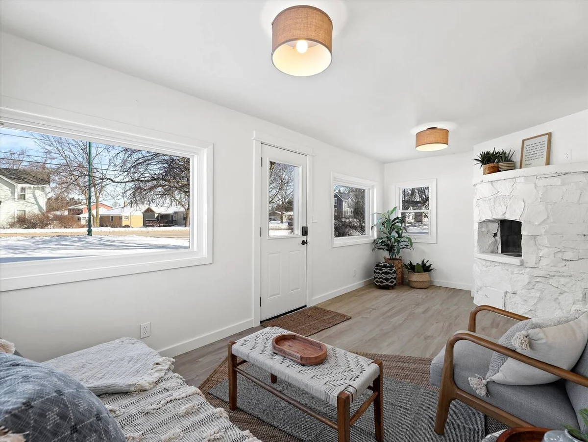 Well Appointed Home Steps from Pewaukee Lake #9