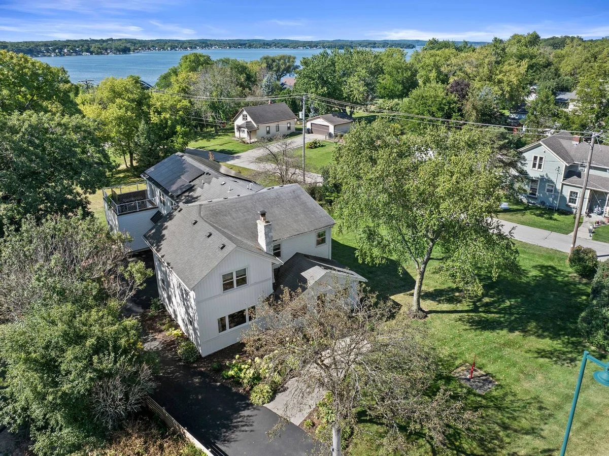 Well Appointed Home Steps from Pewaukee Lake #36