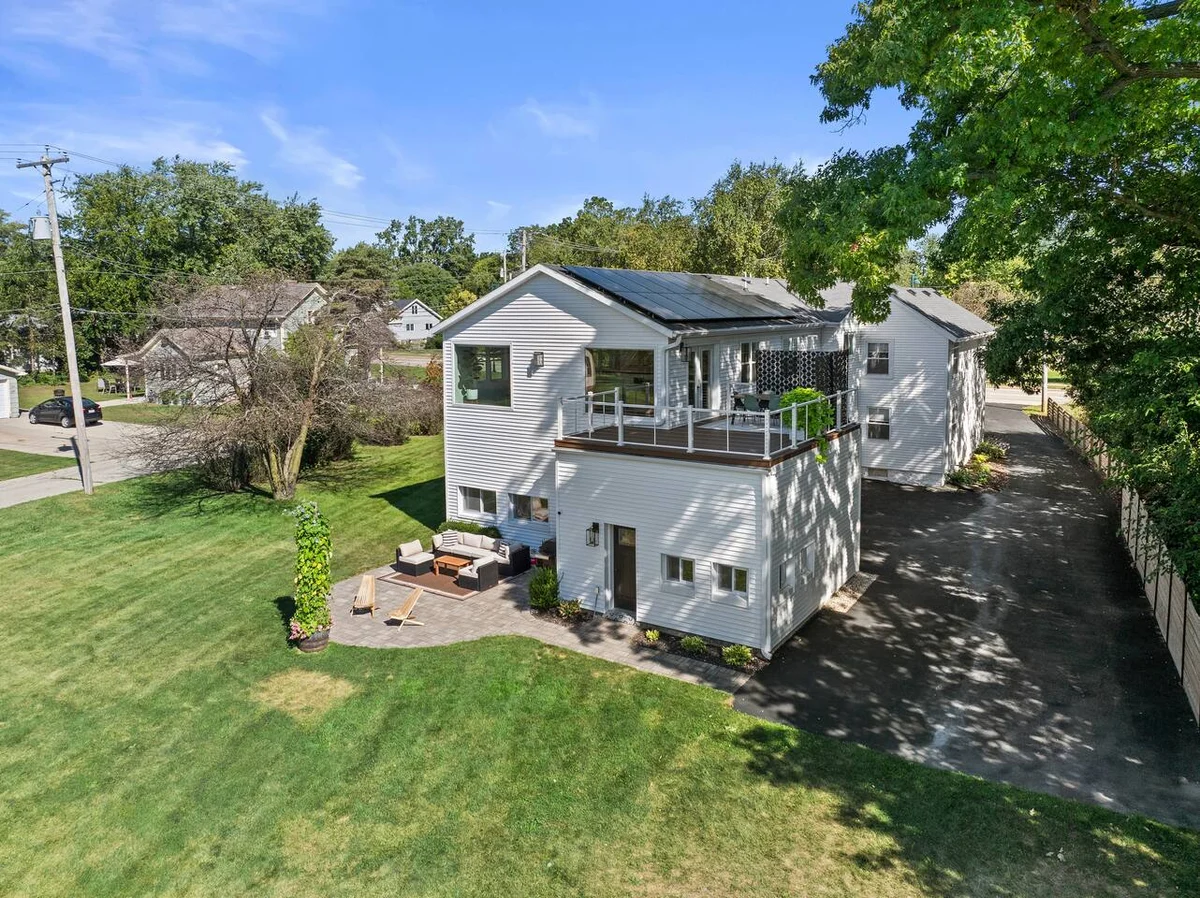 Well Appointed Home Steps from Pewaukee Lake #37