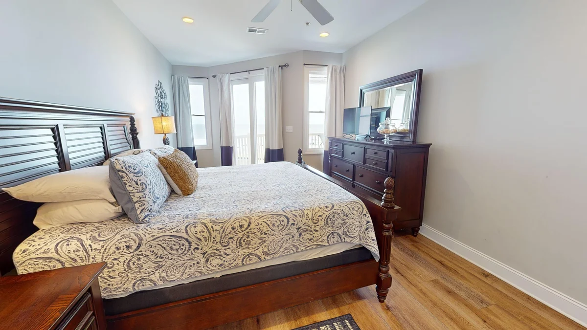 Bedroom 1 image 1