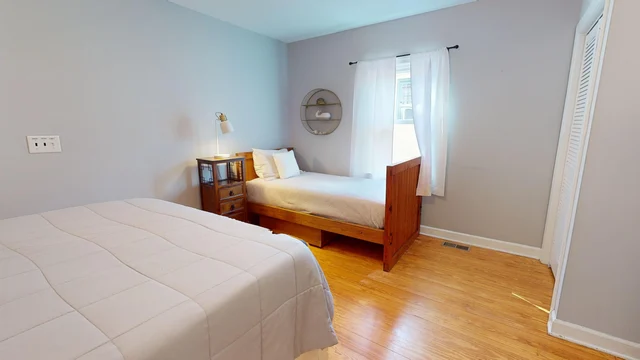 Bedroom 5 image 1