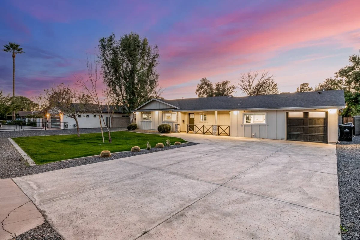 Home in Phoenix property photo 3