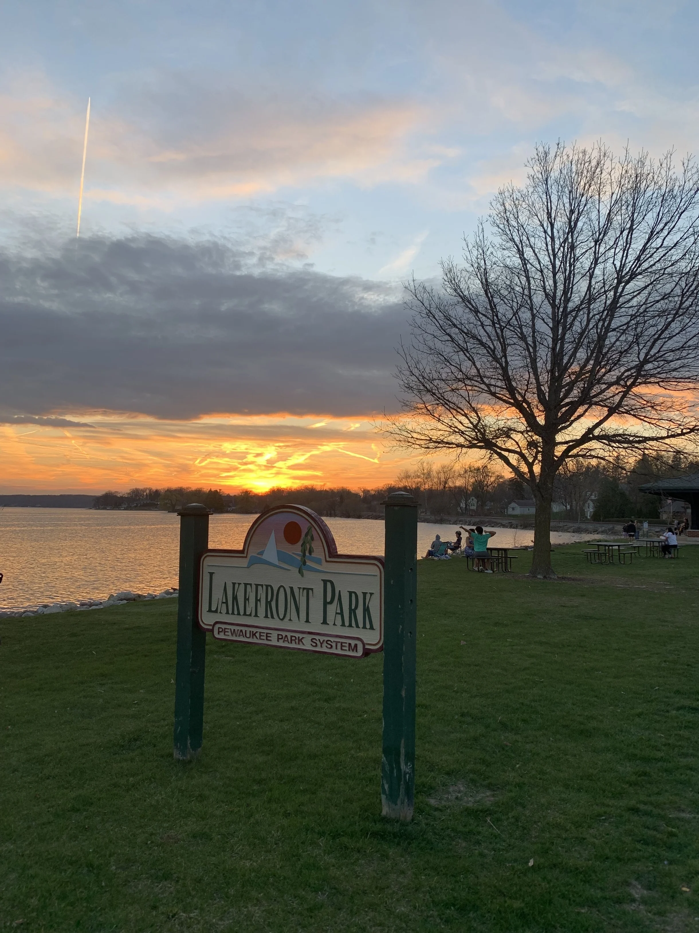 Well Appointed Home Steps from Pewaukee Lake #40