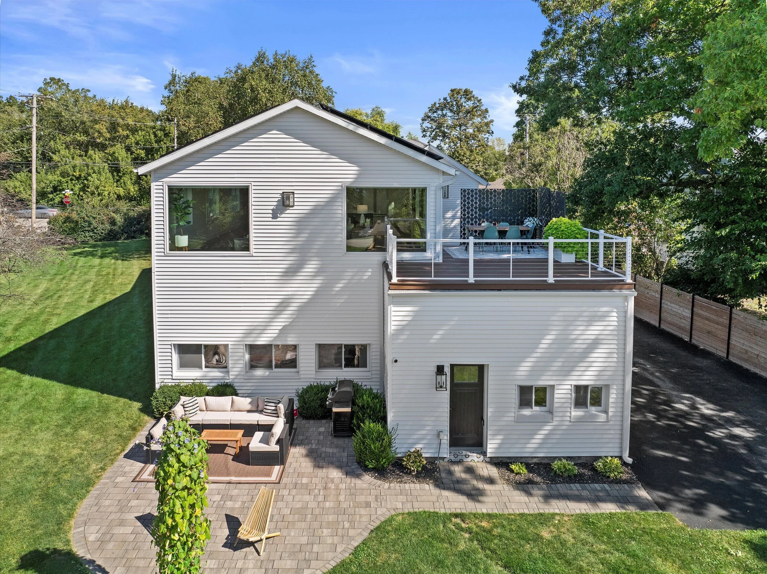 Well Appointed Home Steps from Pewaukee Lake #42