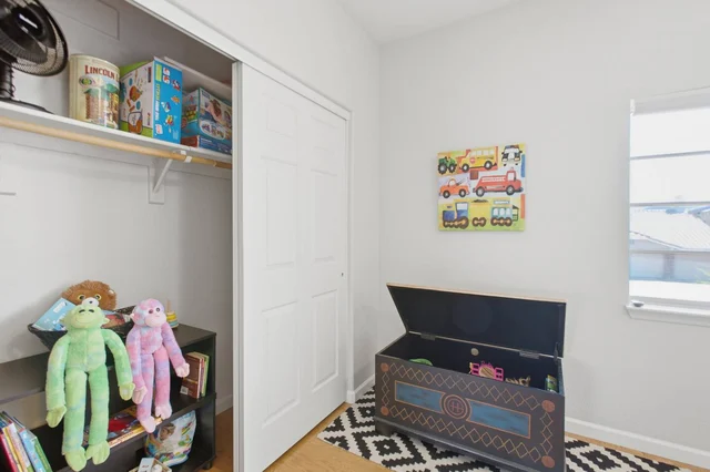 Bedroom 6 image 1