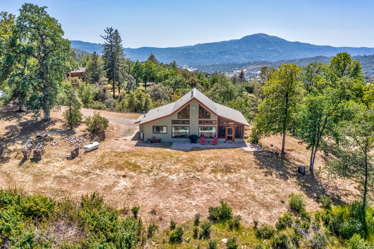 Home in Oakhurst property photo 5