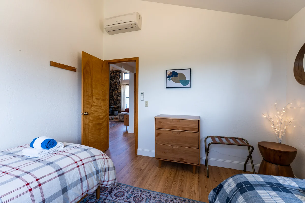 Bedroom 2 image 1