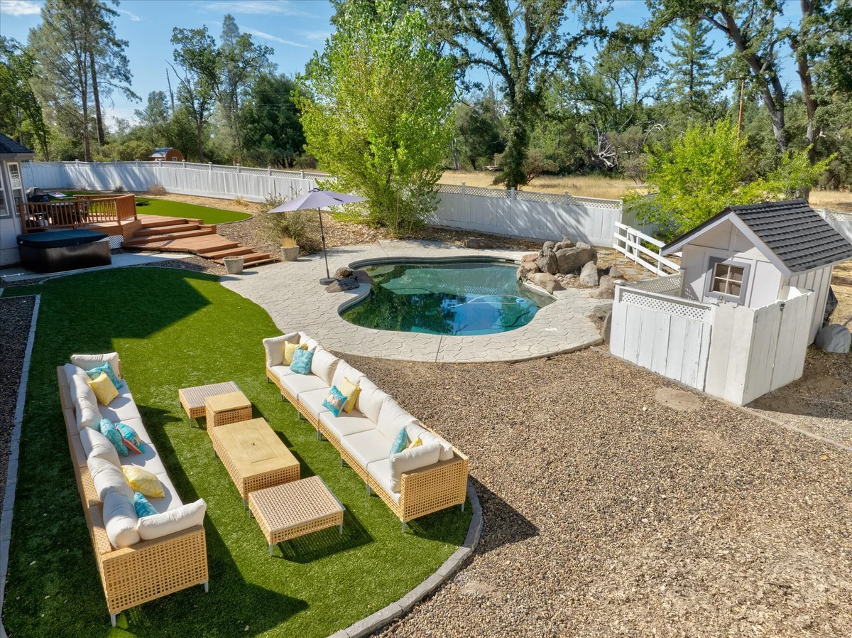 Home in Oakhurst property photo 4