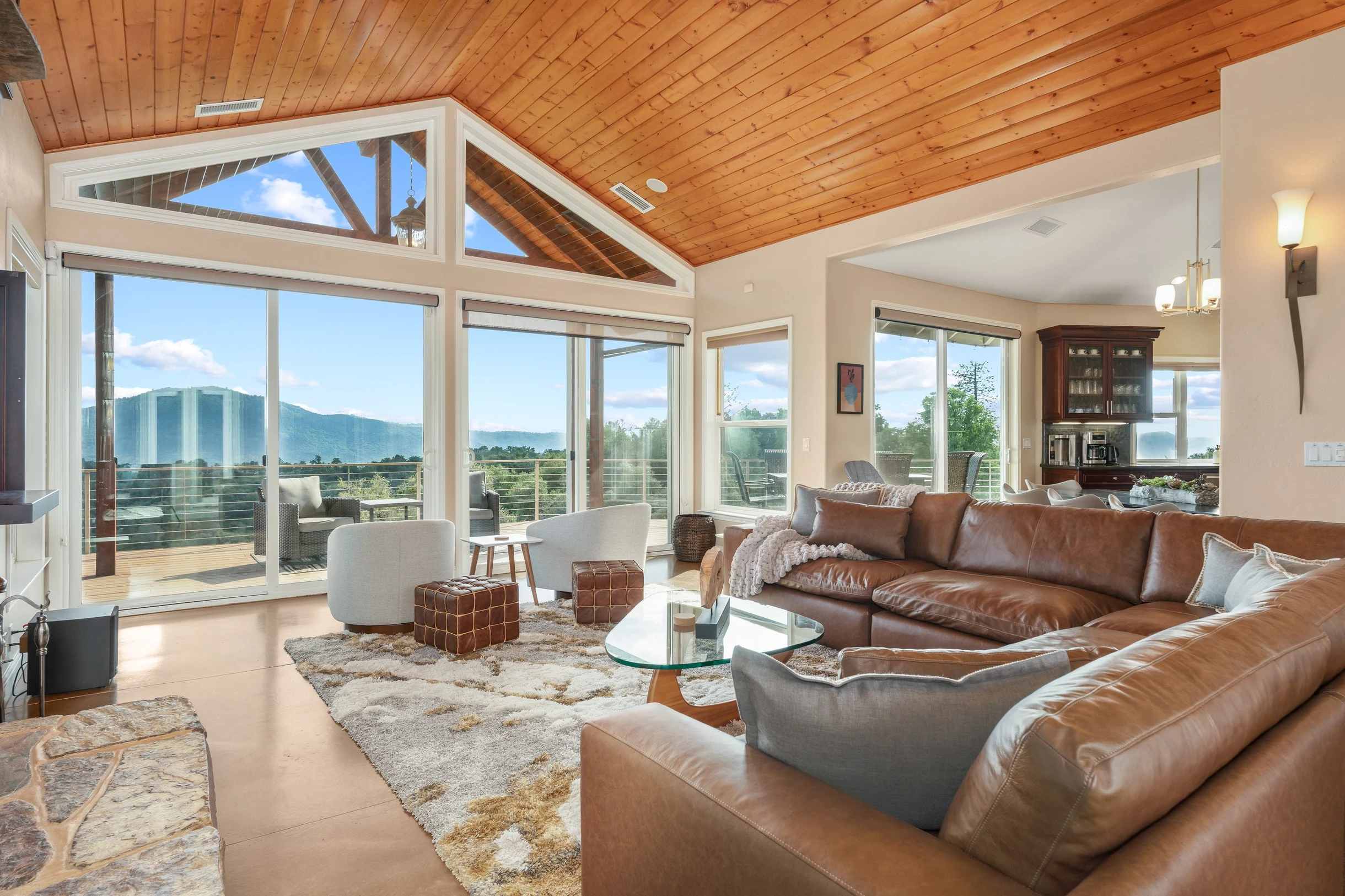 Home in Oakhurst property photo 2