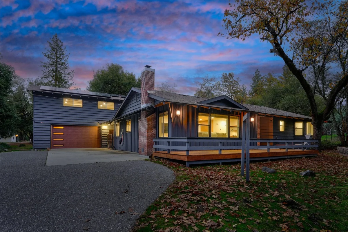 Home in Oakhurst property photo 2