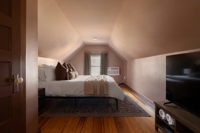 BEDROOM image 1