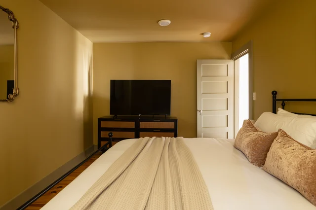 BEDROOM image 1