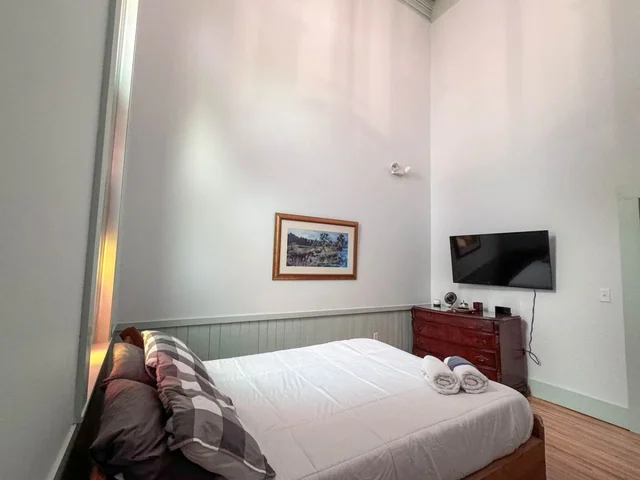 Bedroom 5 image 1
