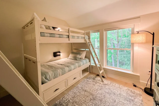 Bedroom 5 image 1