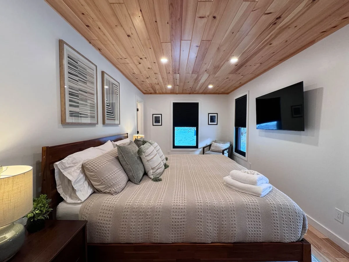 Dreamland | Luxe Waterfront Villa, Hot tub + Sauna #9