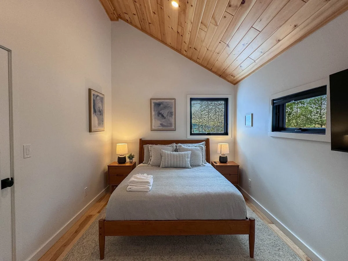 Dreamland | Luxe Waterfront Villa, Hot tub + Sauna #103