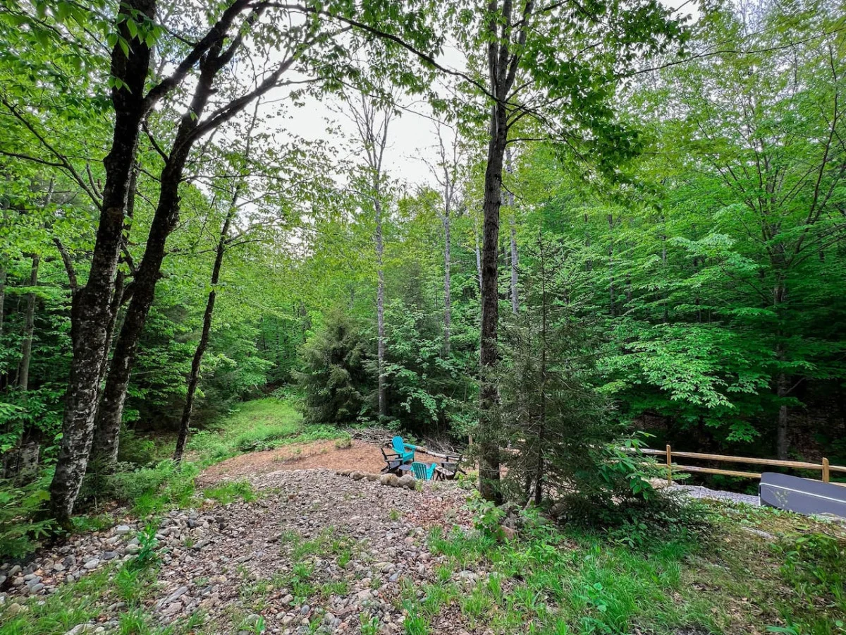 Spacious, Hot Tub, Game Room & Private Brook #67