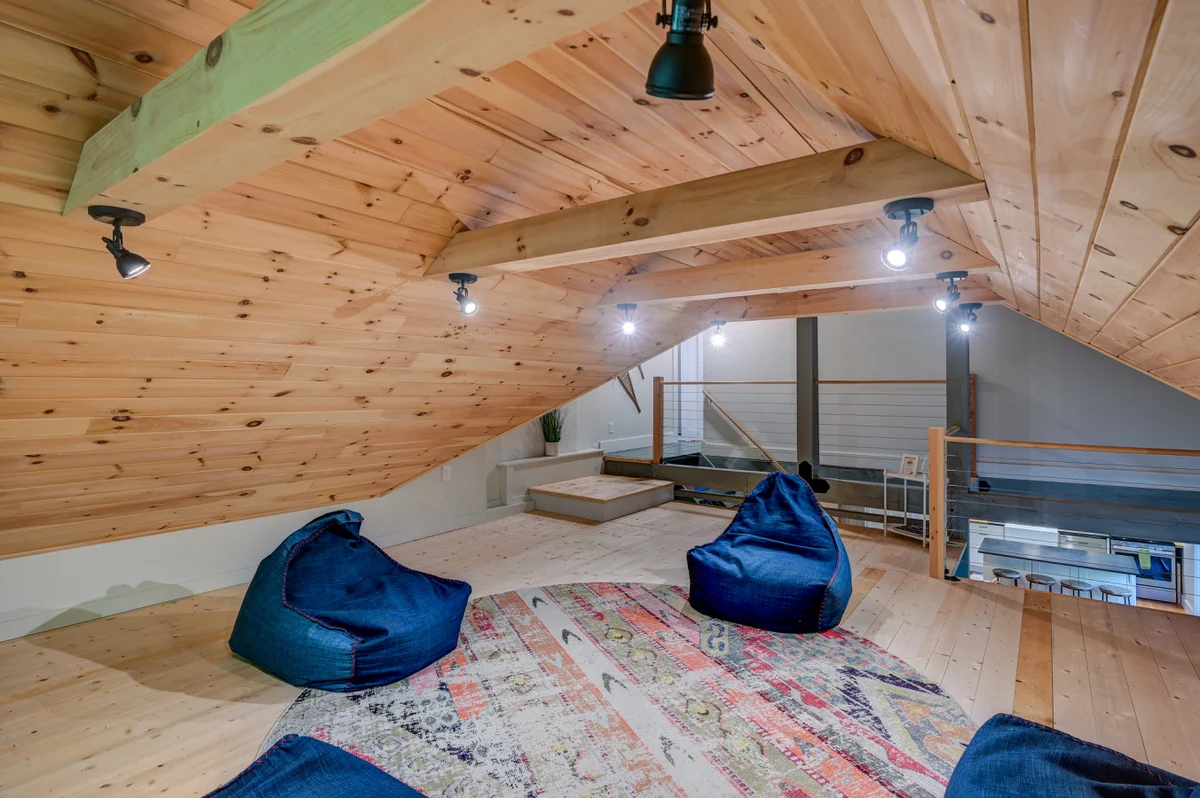 Spacious, Hot Tub, Game Room & Private Brook #37