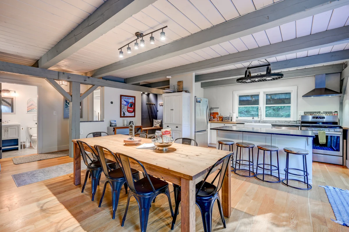 Spacious, Hot Tub, Game Room & Private Brook #29