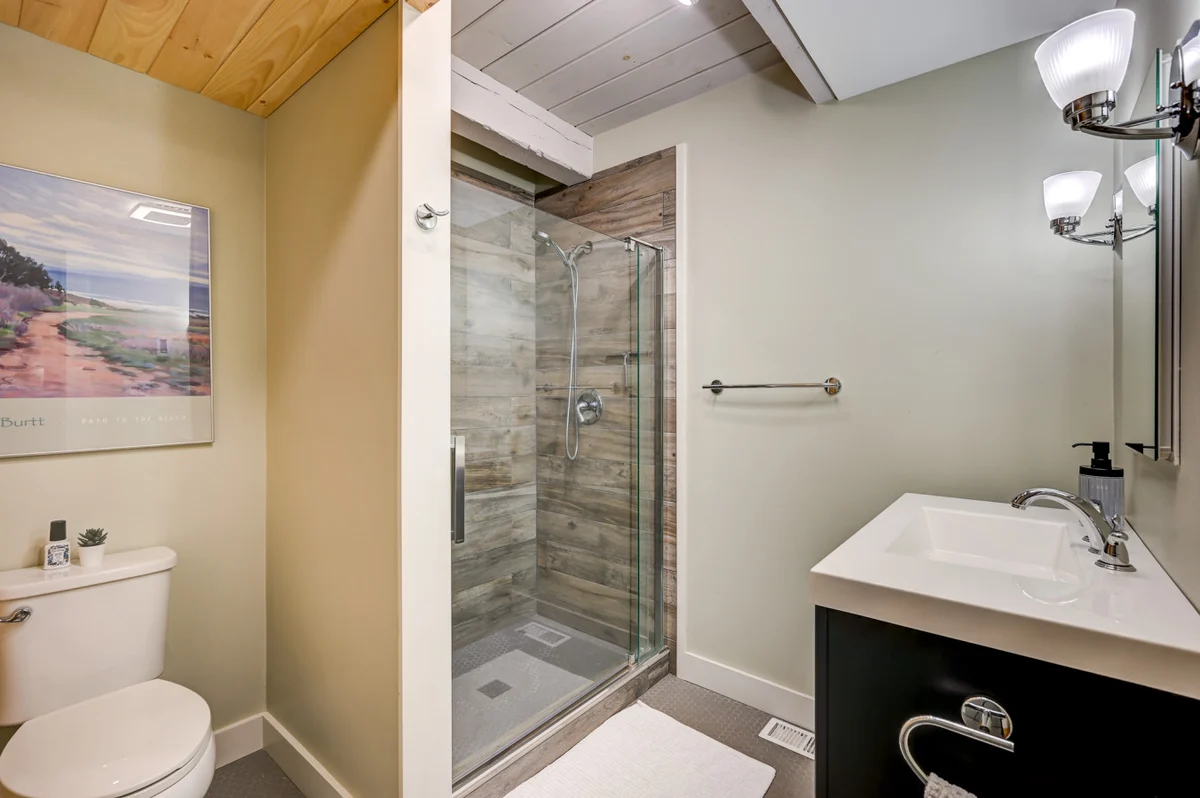 Spacious, Hot Tub, Game Room & Private Brook #83